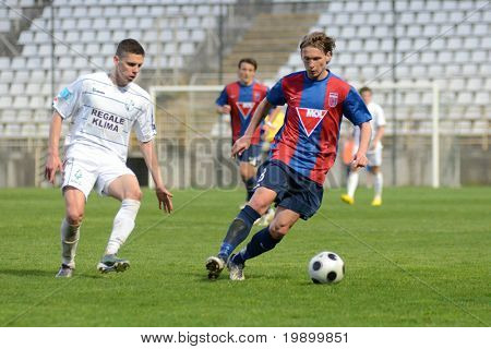 KAPOSVAR, Ungheria - 20 aprile: Attila Polonkai (R) in azione durante una partita di calcio Coppa nazionale ungherese 