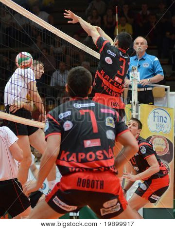 KAPOSVAR, Ungarn - APRIL 26: Jozsef Nagy (3) blockiert den Ball bei einer ungarischen nationalen Meisterschaft F