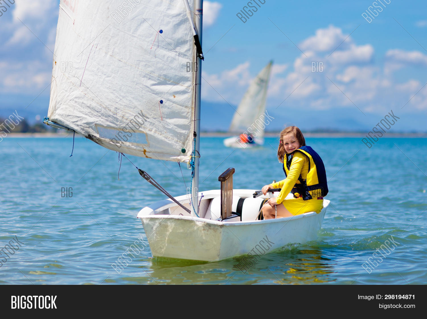 Борт корабля. Smooth sailing перевод. Ныряние с яхты. My sister likes to sailing a boat. Обучение на яхте.
