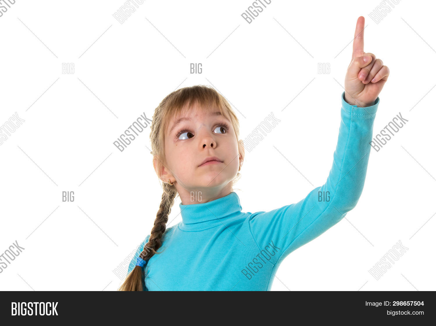 Включи как девочка показывает. Девочка показывает пальцем. Девочка показывает класс. Девочка с пальцем вверх указывает. Вика соловьева вики шоу.