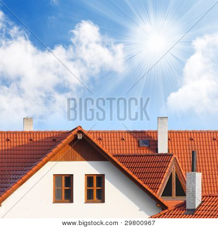 Rustik taket och solig himmel. Lätt levande och inteckning koncept.