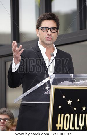 LOS ANGELES - FEB 6: John Stamos na ceremoniálu, kde rocková kapela 