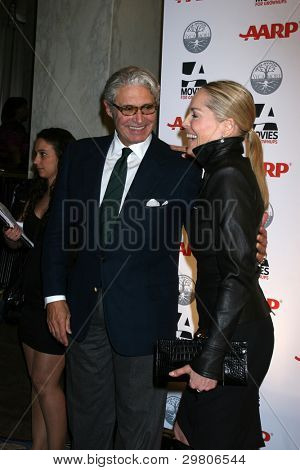 Los Angeles feb 6: Sharon Stone, Michael Nouri kommt bei der Aarp 11. jährliche Filme für Gownu