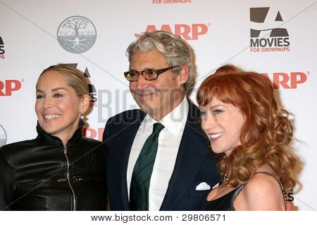 Los Angeles feb 6: Sharon Stone, Michael Nouri, Kathy Griffin bei der Aarp 11. jährliche m kommt