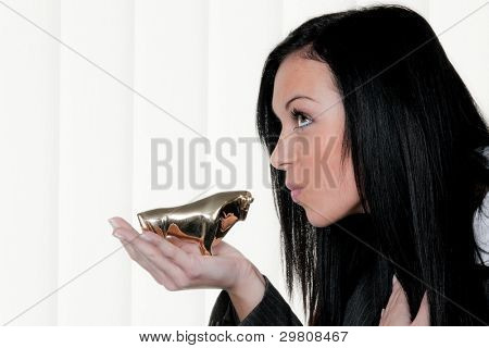 mujer con un símbolo Toro. aumentos en los precios de las acciones.
