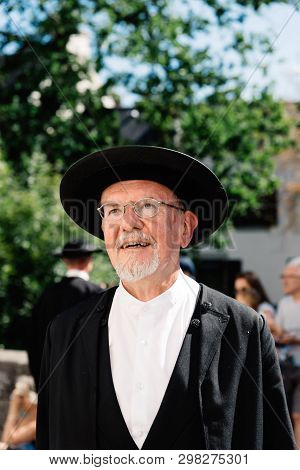 Pont-aven, France - August 5, 2018: Festival Of Gorse Flowers, A Traditional Parade With Celtic Circ