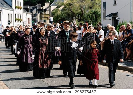 Pont-aven, France - August 5, 2018: Festival Of Gorse Flowers, A Traditional Parade With Celtic Circ