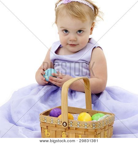 Mooi klein meisje met Easter basket