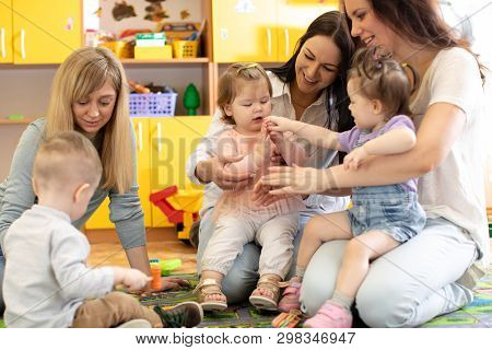 Group Of Mothers With Nursery Babies At Playgroup