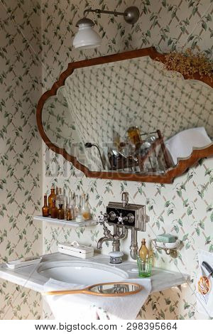 Radun Castle, Czech Republic, 7 April 2019 - Beautiful Retro And Old Renovated Bathroom From The Cas