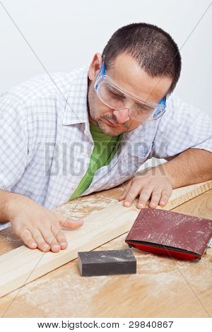 Muž Furbishing dřevěné Planck