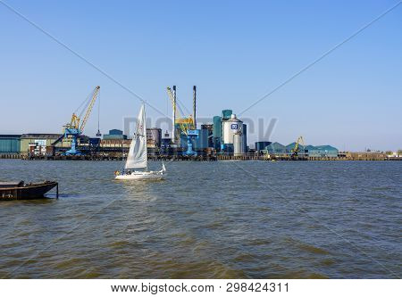 London, Uk - 17 April 2019: Yacht By  Tate And Lyle Sugar Refinery By River Thames In Docklands