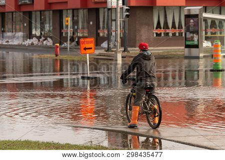 Pierrefonds-roxboro, Quebec, Canada - 29 April 2019: People Looking At A Submerged Street During Spr
