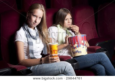 zwei schÃ¶ne MÃ¤dchen einen Film im Kino