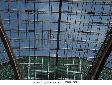 Atrium mit blauer Himmel und amerikanische Flagge