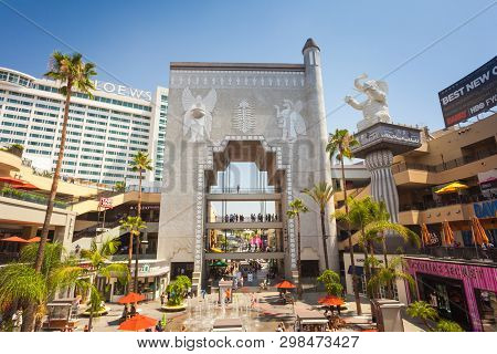 Los Angeles, Usa - July 27, 2018: Hollywood And Highland Complex With Shops And Restaurants - Los An