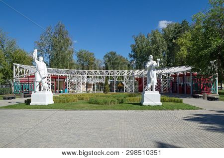 Moscow, Russia - August 14, 2018: Sculptures Of A Hunter And Animal Breeder Before Family Educationa