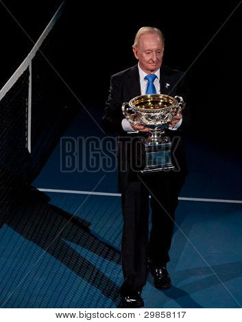 MELBOURNE - 29 stycznia: Rod Laver z trofeum przed męskie końcowego Australian Open na Ja