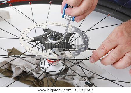 cycliste/biker en prenant soin de sa moto