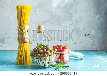 Spaghetti, Shimeji Mushroom, Olive Oil,  Pink Salt