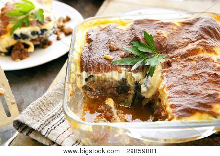 Домашний греческая Мусака.  Баклажаны слоистых с мясным соусом, превысила с соусом бешамель.