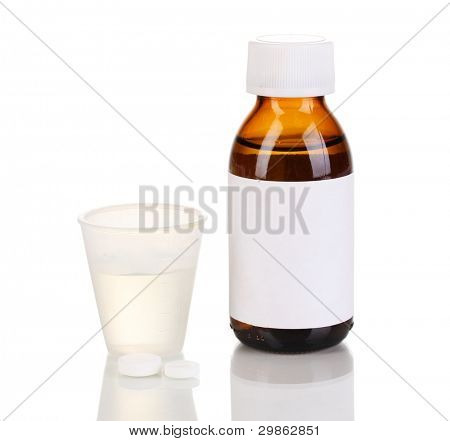 Bottiglia medica e jigger isolata on white