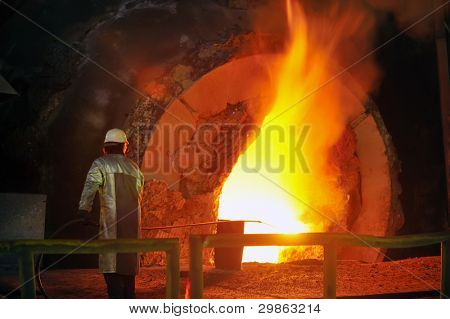Molten hot steel kaatamalla ja työntekijän