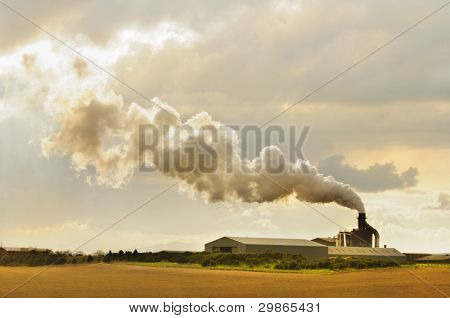 fábrica en Escocia eructo a contaminación crear humo en la atmósfera
