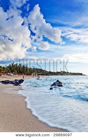 Onde che lambiscono la spiaggia di sabbia di Boucan Canot sull'isola di Reunion, nell'Oceano Indiano.