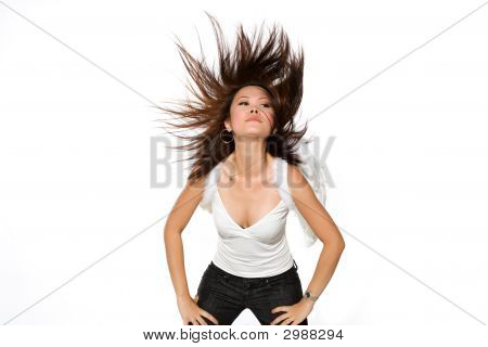 Donna con ali d'angelo lanciando i suoi capelli