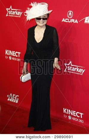 LOS ANGELES, CA - 10 feb: Yoko Ono ท่าน MusiCares 2012 ของส่วยปีกับ Paul McCartne