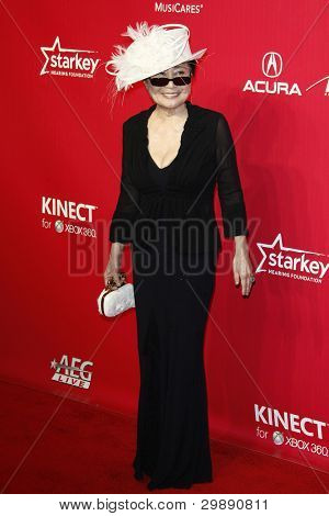 LOS ANGELES, CA - 10 feb: Yoko Ono ท่าน MusiCares 2012 ของส่วยปีกับ Paul McCartne