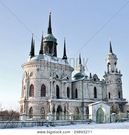 โบสถ์หินสีขาวที่สร้างในสไตล์โกธิคที่รัสเซีย