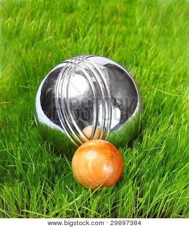 Шары бочче на зеленой траве. Крупным планом с мелкой dof.