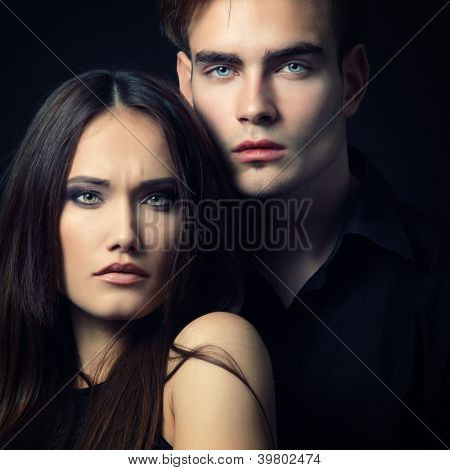 Passione sexy coppia, bella giovane uomo e donna closeup, studio colpo sopra nero