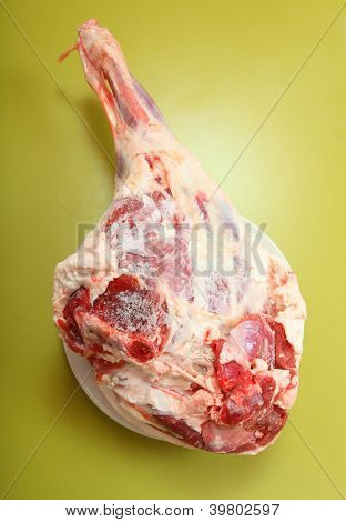 Lammfleisch auf grünem Hintergrund. Gesunde diätetische Lebensmittel. Quelle von Proteinen aus Bio-Bauernhof.