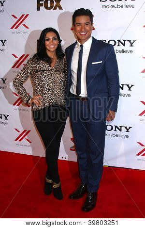 LOS ANGELES - DEC 6: Courtney Mazza, Mario Lopez dorazí na X faktor 2012 poslední čtyři party v R