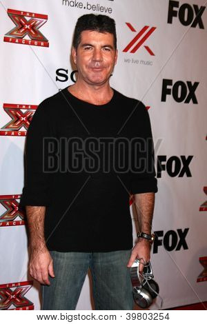 LOS ANGELES - DEC 6: Simon Cowell érkezik az X faktor 2012 végső négy párt Rodeo Drive d