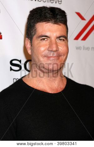 LOS ANGELES - DEC 6: Simon Cowell érkezik az X faktor 2012 végső négy párt Rodeo Drive d