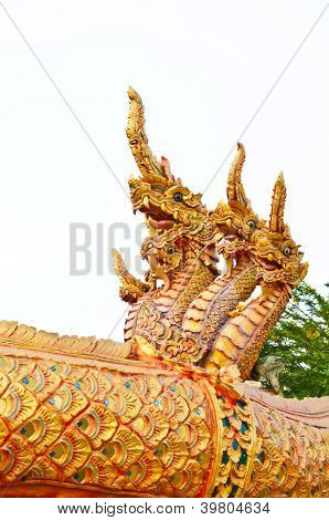 Fuente Naga en estilo tailandés en Wat Phra Thad Cheng Chum