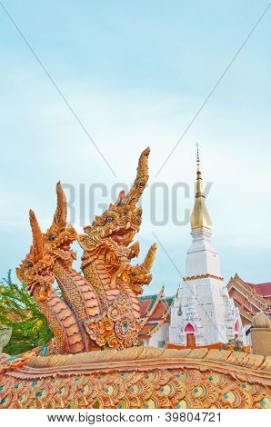 Fuente Naga en estilo tailandés en Wat Phra Thad Cheng Chum