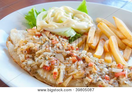 Grill Fisch mit Apfelmus und slad