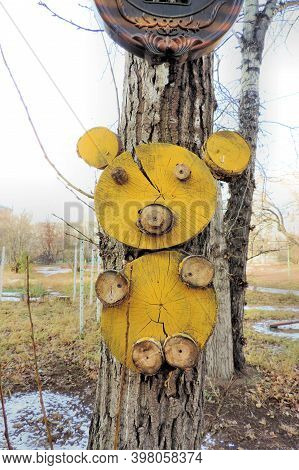 Wood Carving Funny Taddy Bear With Funny Face