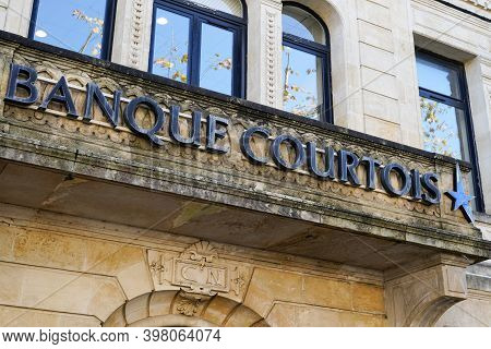 Bordeaux , Aquitaine  France - 12 01 2020 : Banque Courtois Logo And Text Sign Front Of Office Of Fr