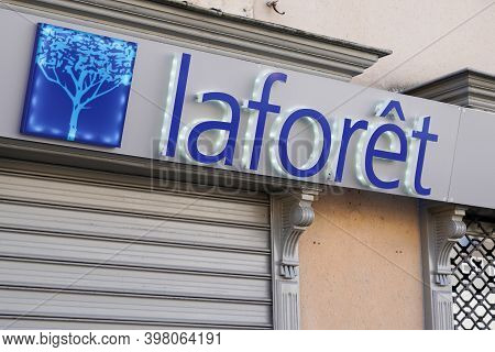 Bordeaux , Aquitaine  France - 12 01 2020 : Laforet Sign And Text Logo Front Of Wall Of Agency To Re