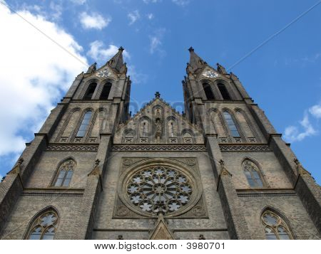 Starý kostel a modrá obloha za ním