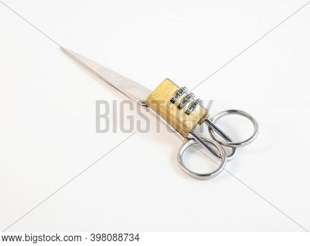 A Pair Of Chisels Which Is Enclosed By A Cadena. Concept Around Freedom And Work.