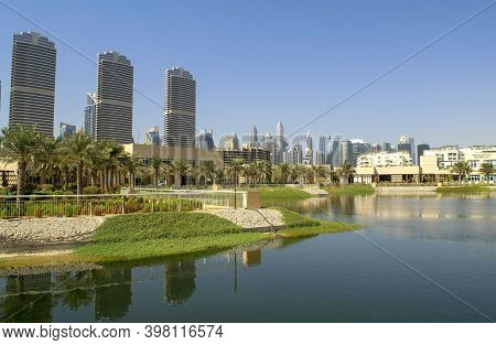 Dubai-uae - September 25, 2020: View Of Jumeirah Islands Housing Development Promenade With Jlt Skys