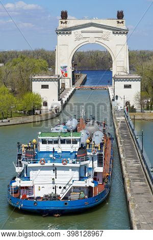 Cargo Transportation By Water Transport, Technological Equipment For An Oil Refinery. Volgo-don Volg