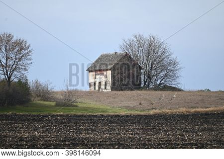 Searles, Mn, November 7, 2020. A Building In The Ruins Of An Abandoned Farm Site.